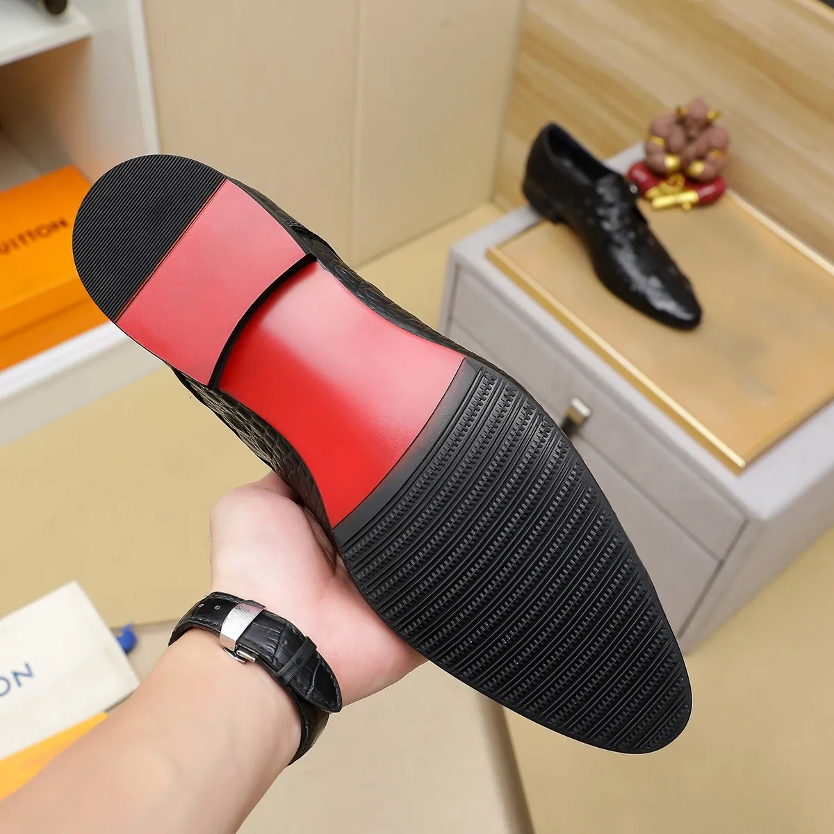 Men's shoes 💰560 💰 Louis Vuitton LV ® Autumn and Winter 🆕 models 🔛Full shoe counter First layer cowhide, 🐂Leather lined casual shoes for men, super soft outsole, a must-have for driving. Counter synchronization Original first layer cowhide Completely 1:1 mold customization 🌹Top version, 2 colors available! Number: 38-45 (37.46. Customized)